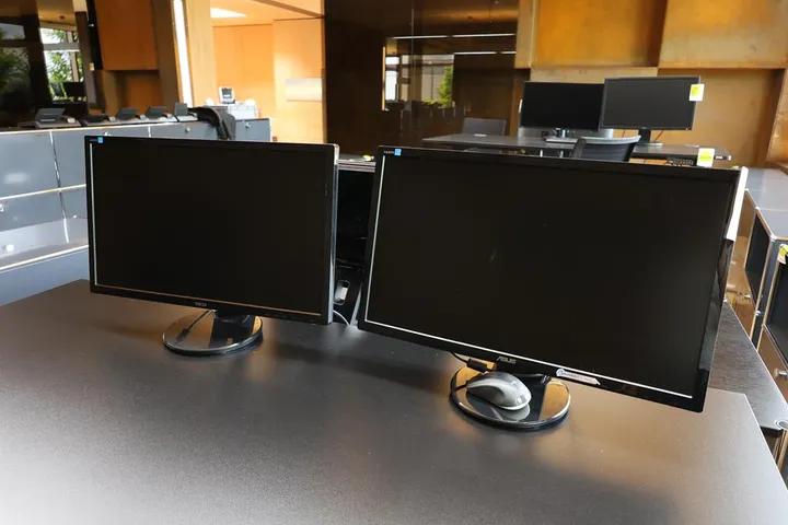 2 x ASUS Bildschirm